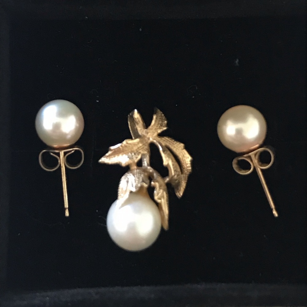 14Kt Gold White Akoya Pendant & Earring Set